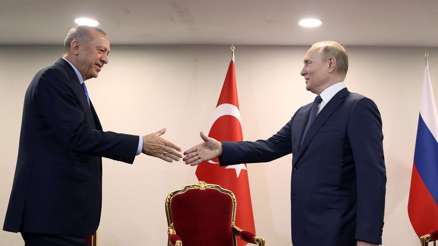El presidente ruso Vladímir Putin (derecha) estrecha la mano del presidente turco Recep Tayyip Erdogan (izquierda) durante su reunión en Teherán este martes.