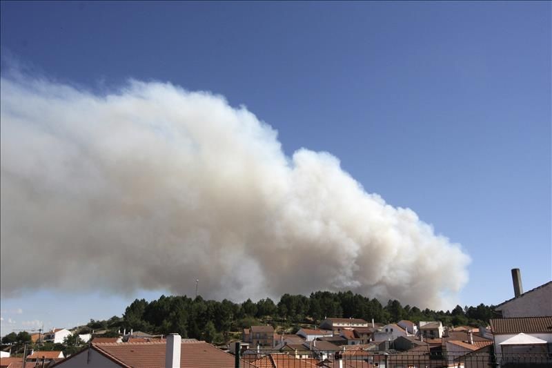 Imagen del jueves, de una columna de humo del incendio forestal declarado en Acebo (Cáceres), desde el término municipal de el Payo (Salamanca) del que se encuentra a menos de un kilómetro. / EFE.