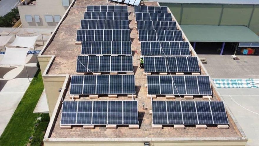 El Gobierno propone usar edificios públicos para promover el autoconsumo y reducir la pobreza energética