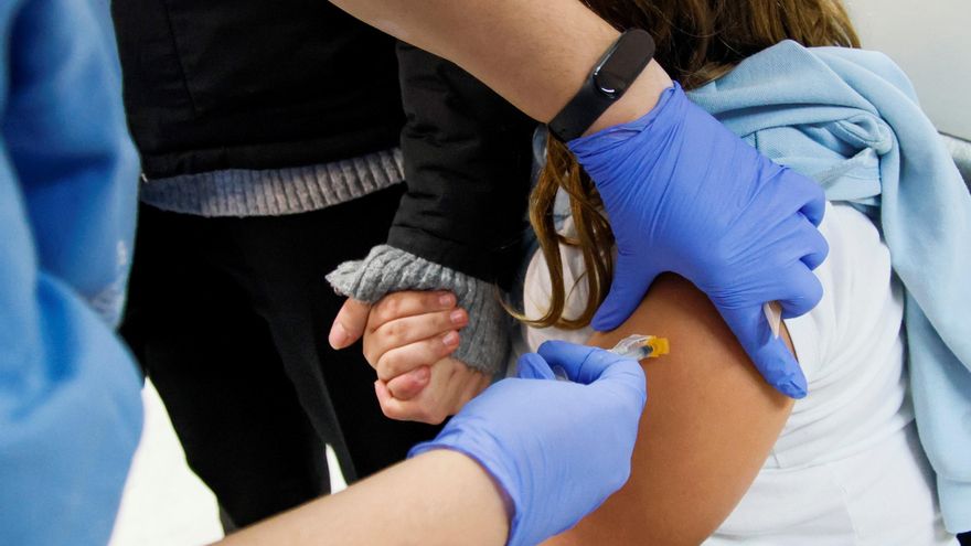 Imagen de archivo de la vacunación infantil en España. EFE/CATI CLADERA