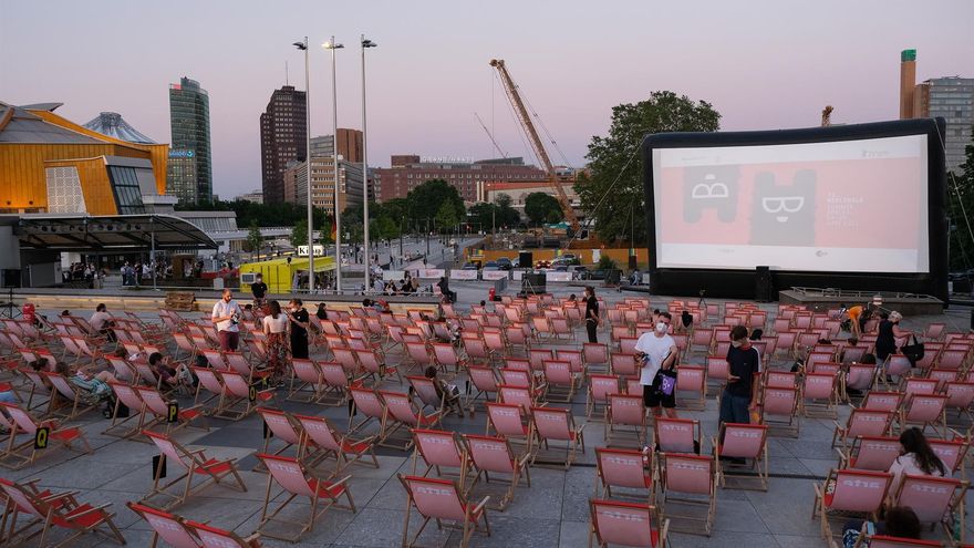 Un cine al aire libre preparado para la proyección de una película en Berlín, dentro de las actividades programadas por la Berlinale.