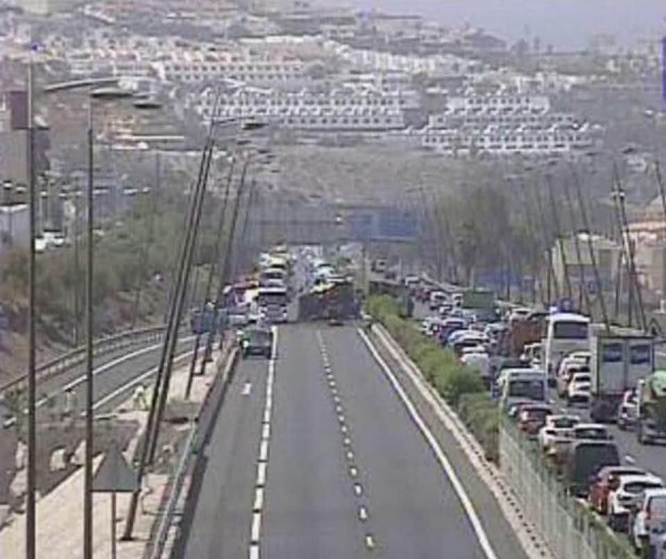 Grandes retenciones en la TF-1 tras el vuelco de un camión