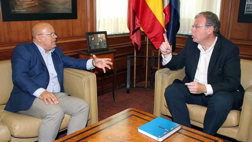 Peio García / ICAL El alcalde de León, Antonio Silván(D), y el subdelegado del Gobierno en la provincia leonesa, Faustino Sánchez(D), informan de los asuntos tratados en la reunión mantenida previamente.