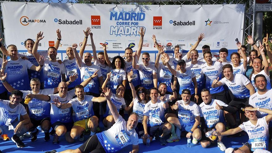 Participantes de la carrera 'Madrid corre por Madrid' posando con la camiseta