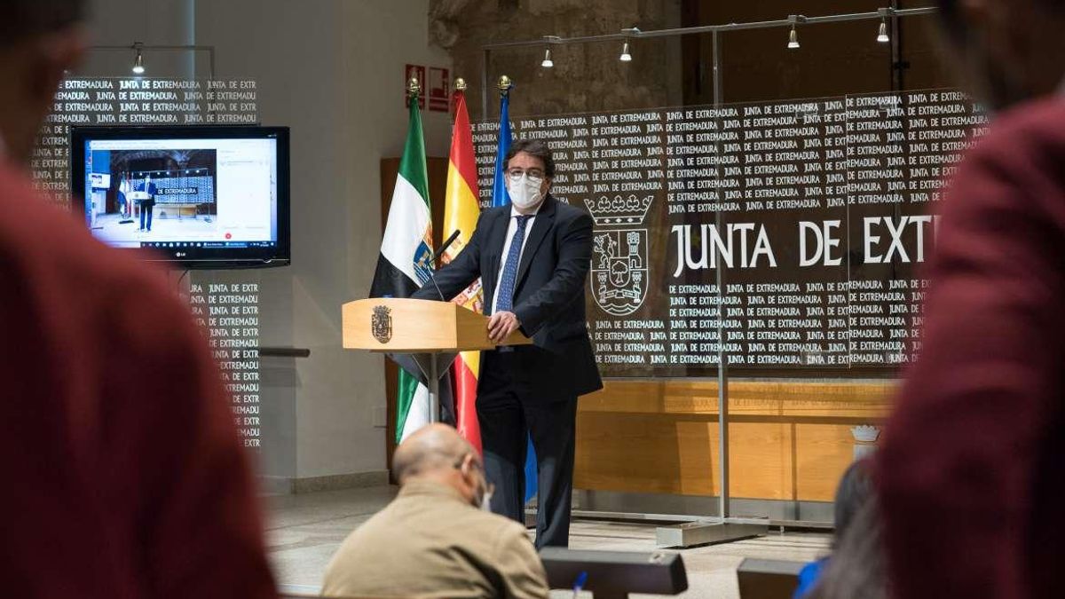 El consejero de Sanidad y Políticas Sociales, José María Vergeles, ha informado de la situación de la pandemia en Extremadura