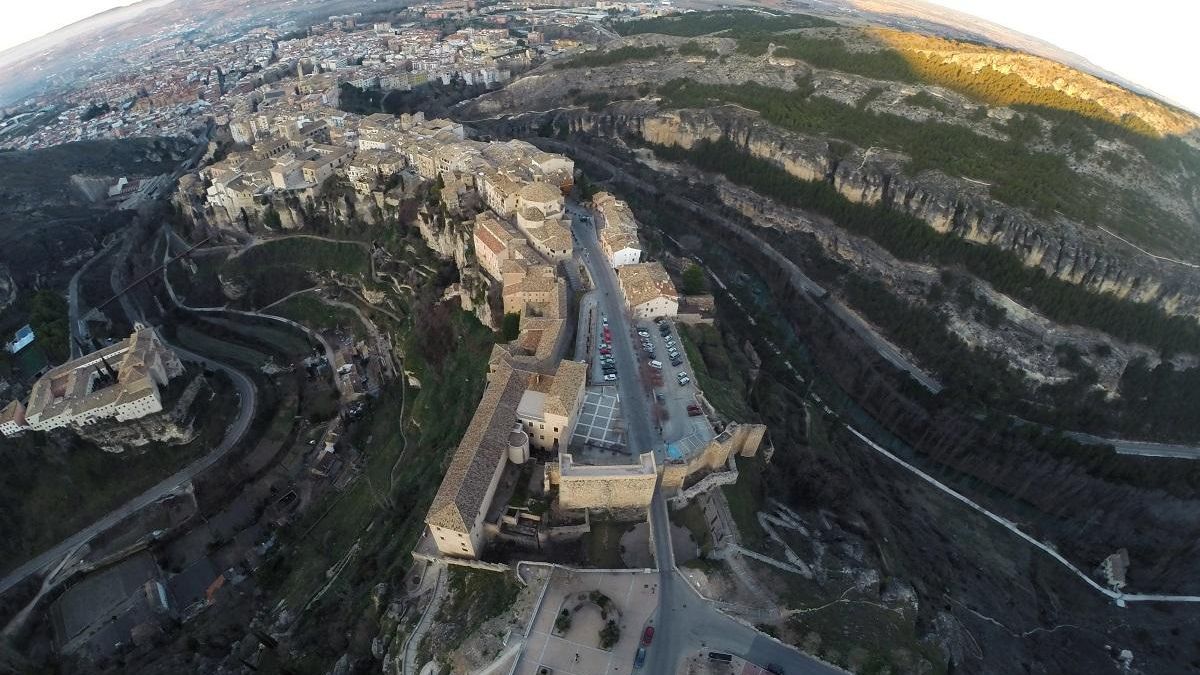 Fallece un ciclista en Cuenca al caer por un terraplén, a 10 metros de altura