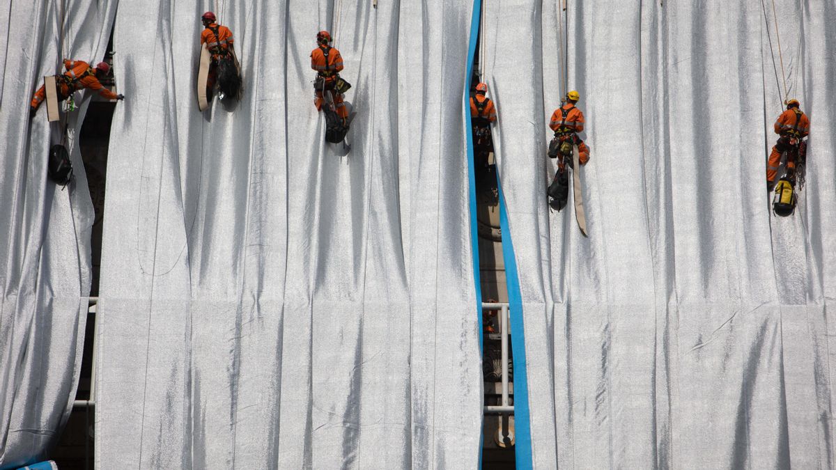 Operarios colgando del vacío para realizar la instalación