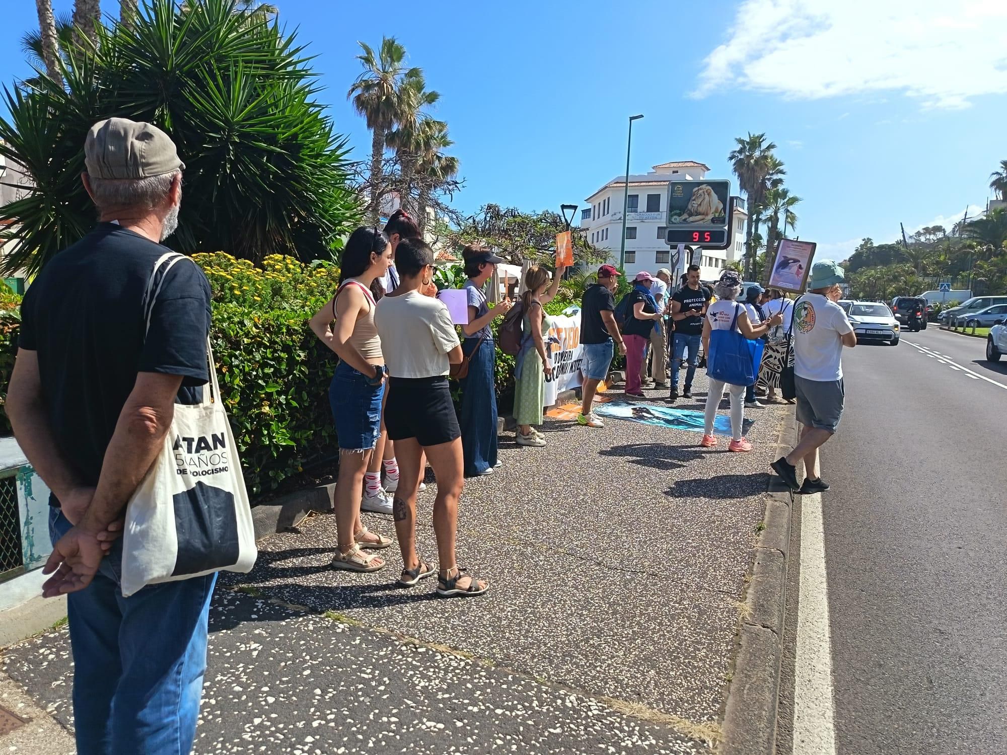 Activistes davant de Loro Parque