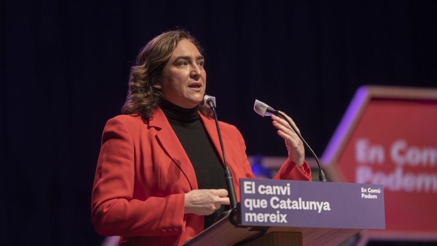 Archivo - La alcaldesa de Barcelona, Ada Colau, interviene en un acto electoral de En Comú Podem.