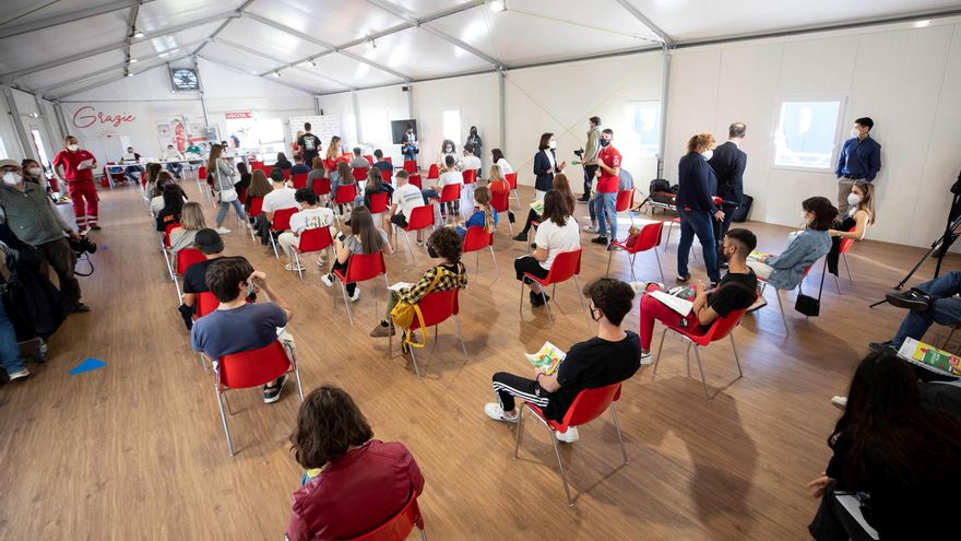 Un grupo de estudiantes espera su turno para la vacuna con la covid-19, este martes en Roma. EFE/EPA/MASSIMO PERCOSSI