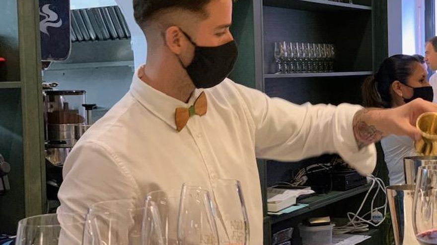 Moray preparando un Cerveza Pisco Sour.