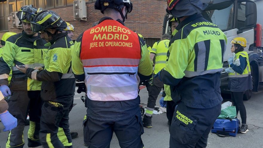 Grave una mujer de 54 años atropellada por un camión municipal de limpieza en Carabanchel
