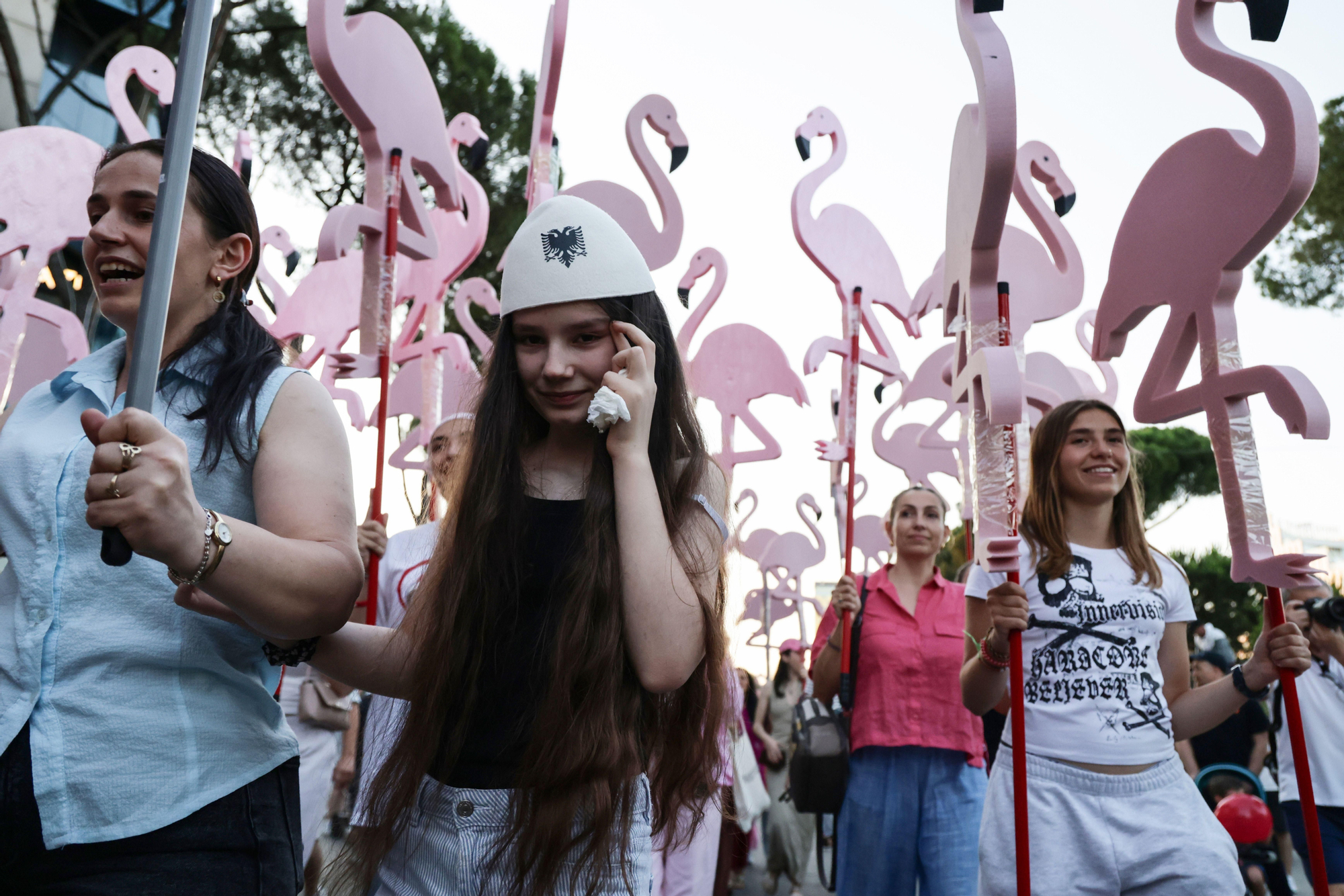Activistas ecologistas, grupos de la sociedad civil, familias y jóvenes en una manifestación en el centro de Tirana contra el proyecto turístico de lujo.