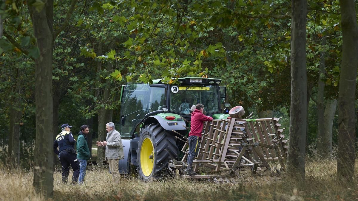 EH Bildu denuncia que Vitoria usó a un trabajador irregular y otro de baja para alisar hierba en la huelga de jardineros