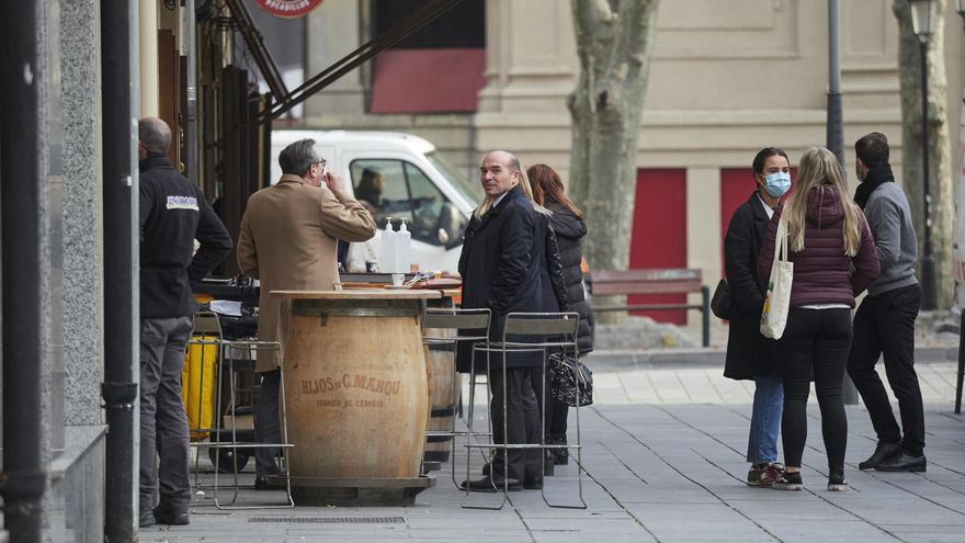 Archivo - Varias personas en la terraza de un bar de Pamplona