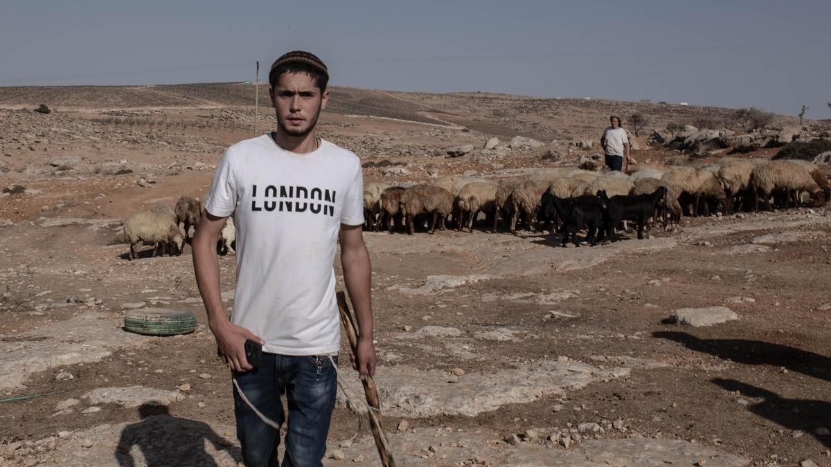 Un joven colono israelí se acerca amenazante a unos palestinos en la aldea de Haribat al Nabi, en el sur de Cisjordania.