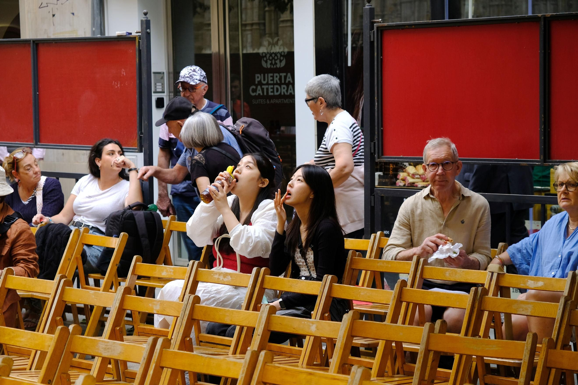 Los turistas han aprovechado para sentarse en las sillas de la Avenida aprovechando para descansar antes de que llegaran los propietarios