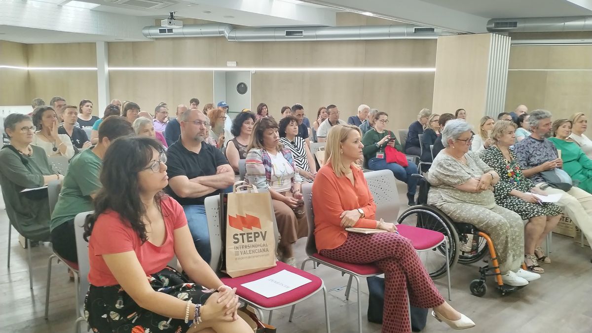 Participantes en la Trobada Inclusiva celebrada en la sede del STEPV.