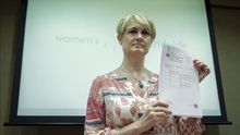 Ángela González Carreño durante una comparecencia ante los medios