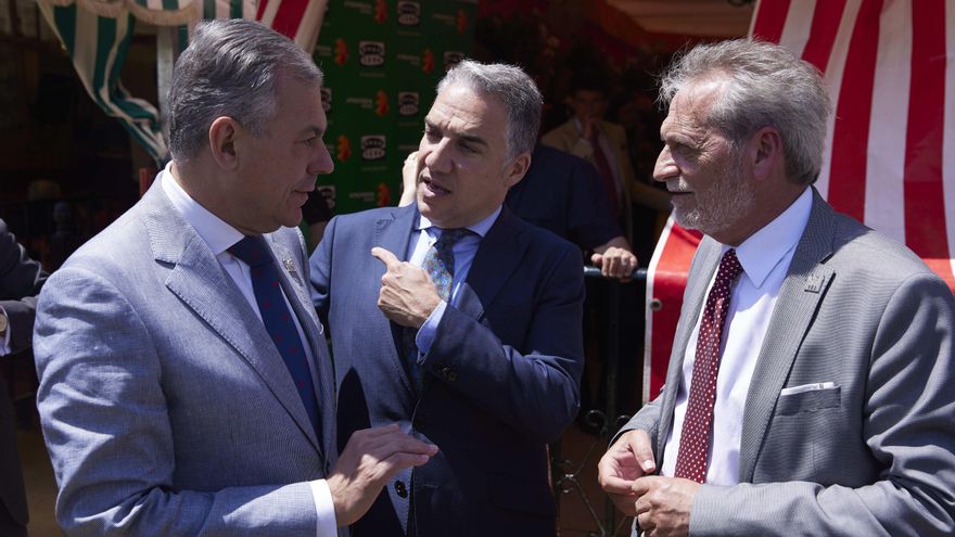 El consejero de la Presidencia, Elías Bendodo, habla con el senador José Luis Sanz