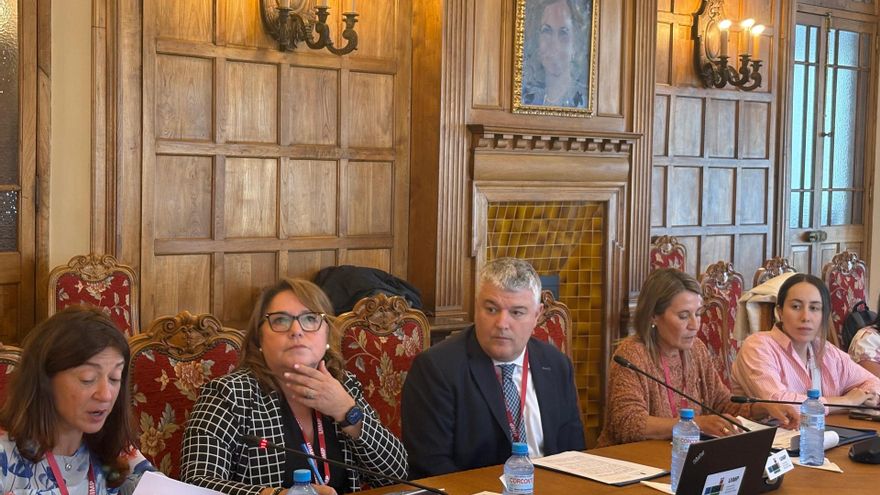 El consejero de Economía, Luis Ángel Agüeros, modera la mesa redonda ‘La visión del Parlamento europeo sobre la futura política de cohesión'.