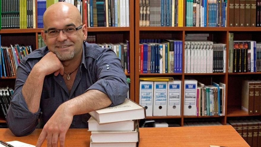Las tres grandes obras que consagraron a Alexis Ravelo llegan como trilogía a la Biblioteca Insular