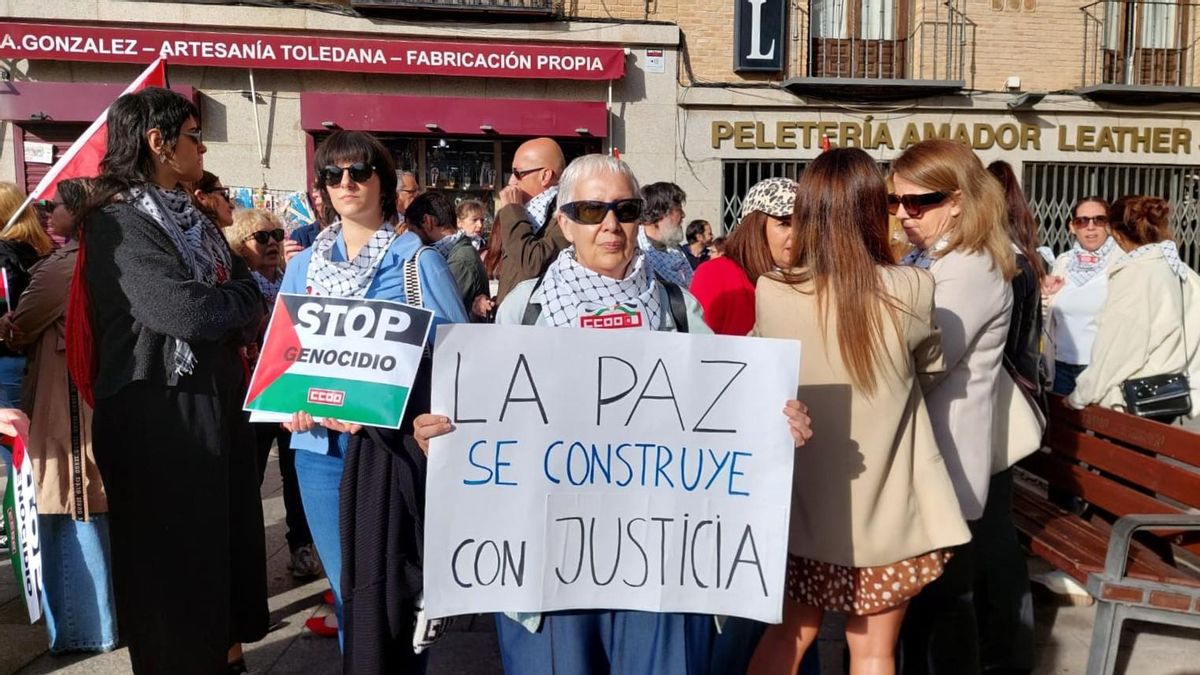 Genoveva, en la manifestación convocada este miércoles en Toledo por CCOO y UGT en Toledo