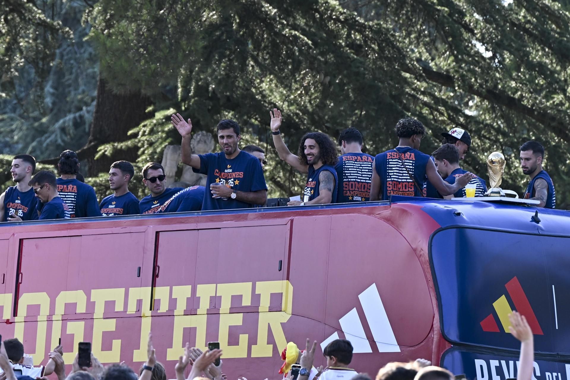 Los jugadores de la selección española recorren las calles de Madrid tras proclamarse ayer campeones del mundo al derrotar en la final a Argentina