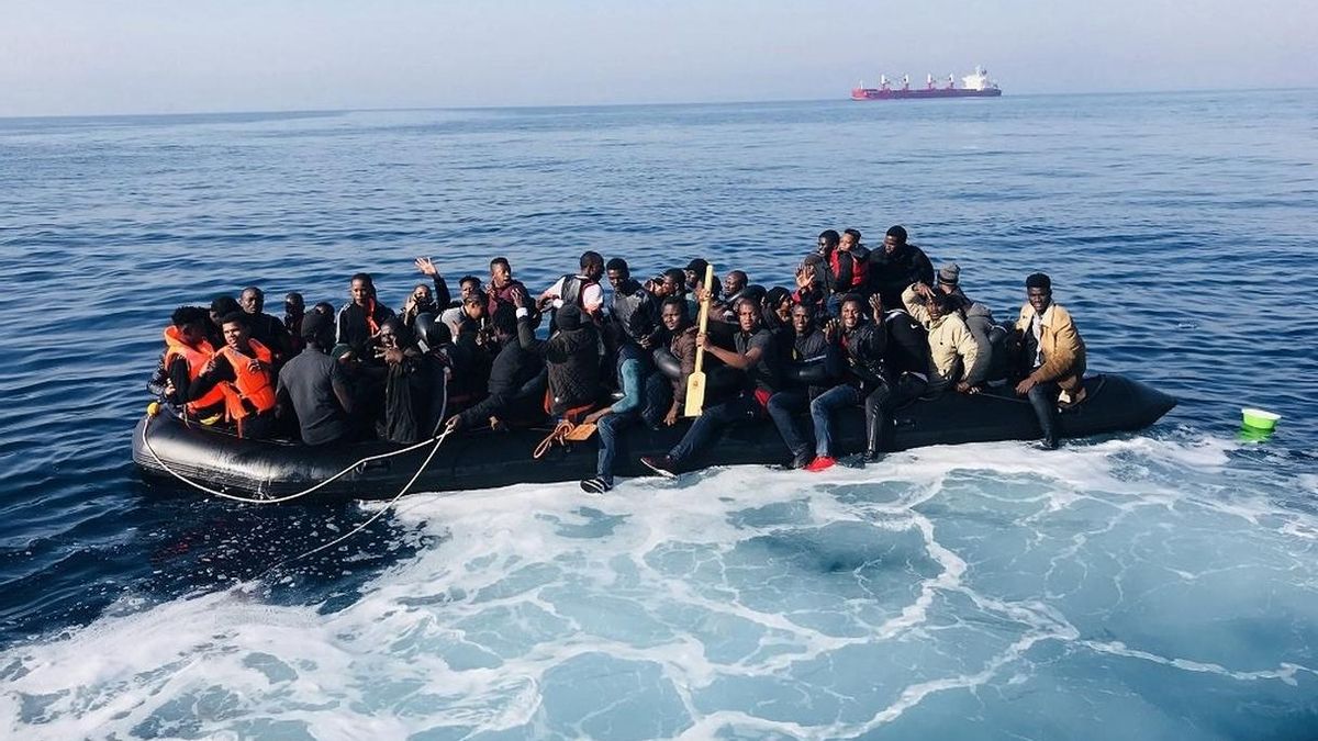 Trasladan a Tarifa a 85 personas rescatadas en aguas del Estrecho