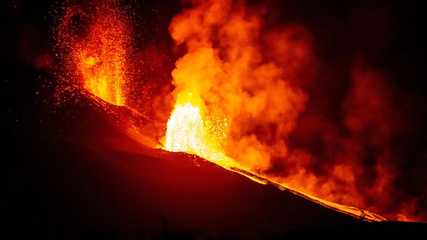 El volcán se reactiva en la noche del lunes y la madrugada del martes. / FOTO: ANKOR RAMOS