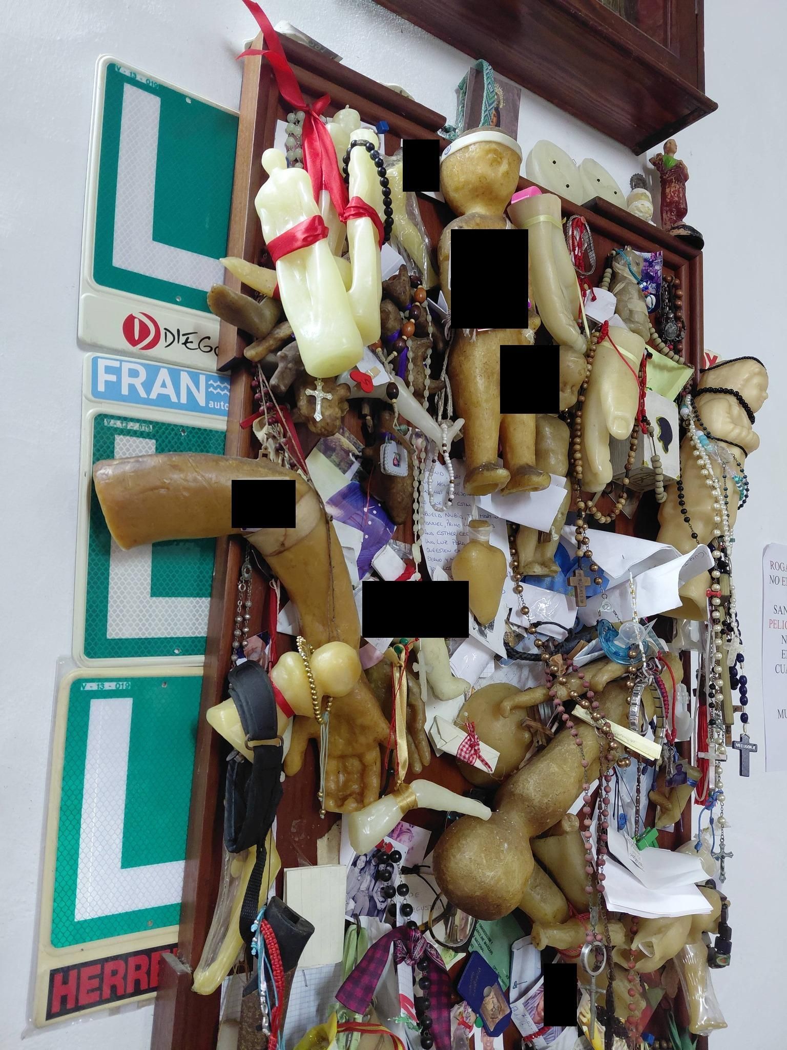 Placas de 'L' de novatos, entre otros exvotos en Las Angustias. MVH