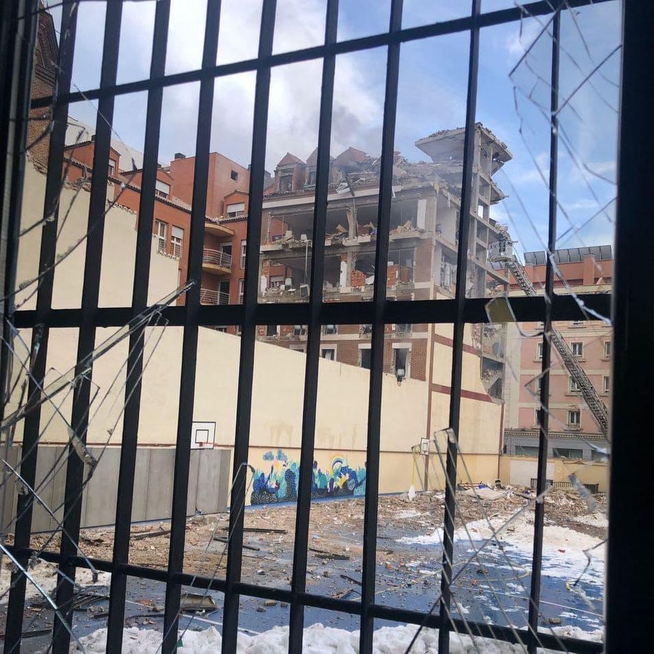 Patio del colegio La Salle lleno de cascotes producidos por la explosión, con el edifico siniestrado al fondo.
