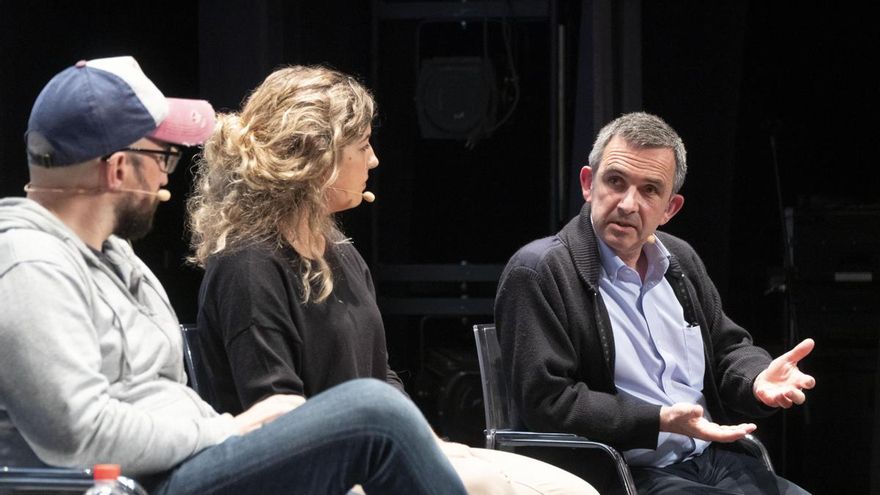 Íñigo Mijangos interviene en la mesa redonda sobre movimientos migratorios.