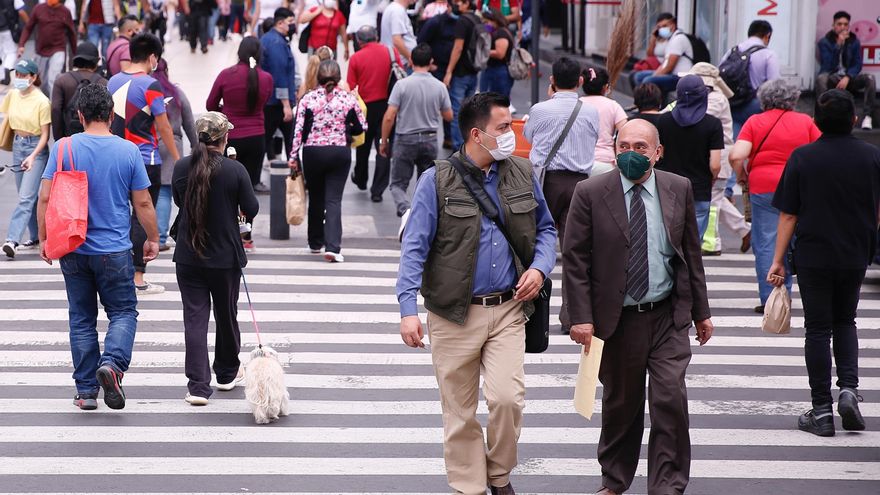 Personas con cubrebocas caminan por las calles del Centro Histórico de la Ciudad de México (México). EFE/Carlos Ramírez