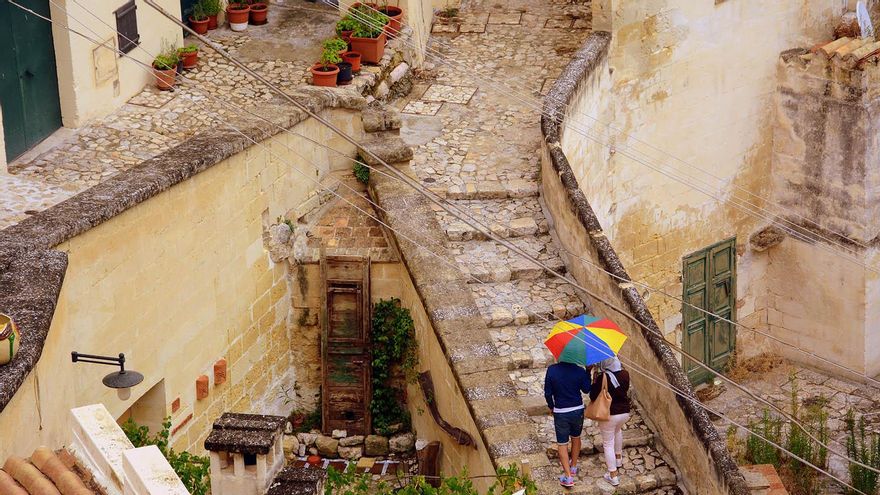 Una ciudad que creció como pudo sobre la roca.