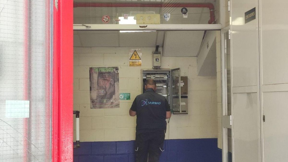 Un operario comienza a trabajar este miércoles en el espacio dedicado a federaciones deportivas en el Estadio de Vallecas.