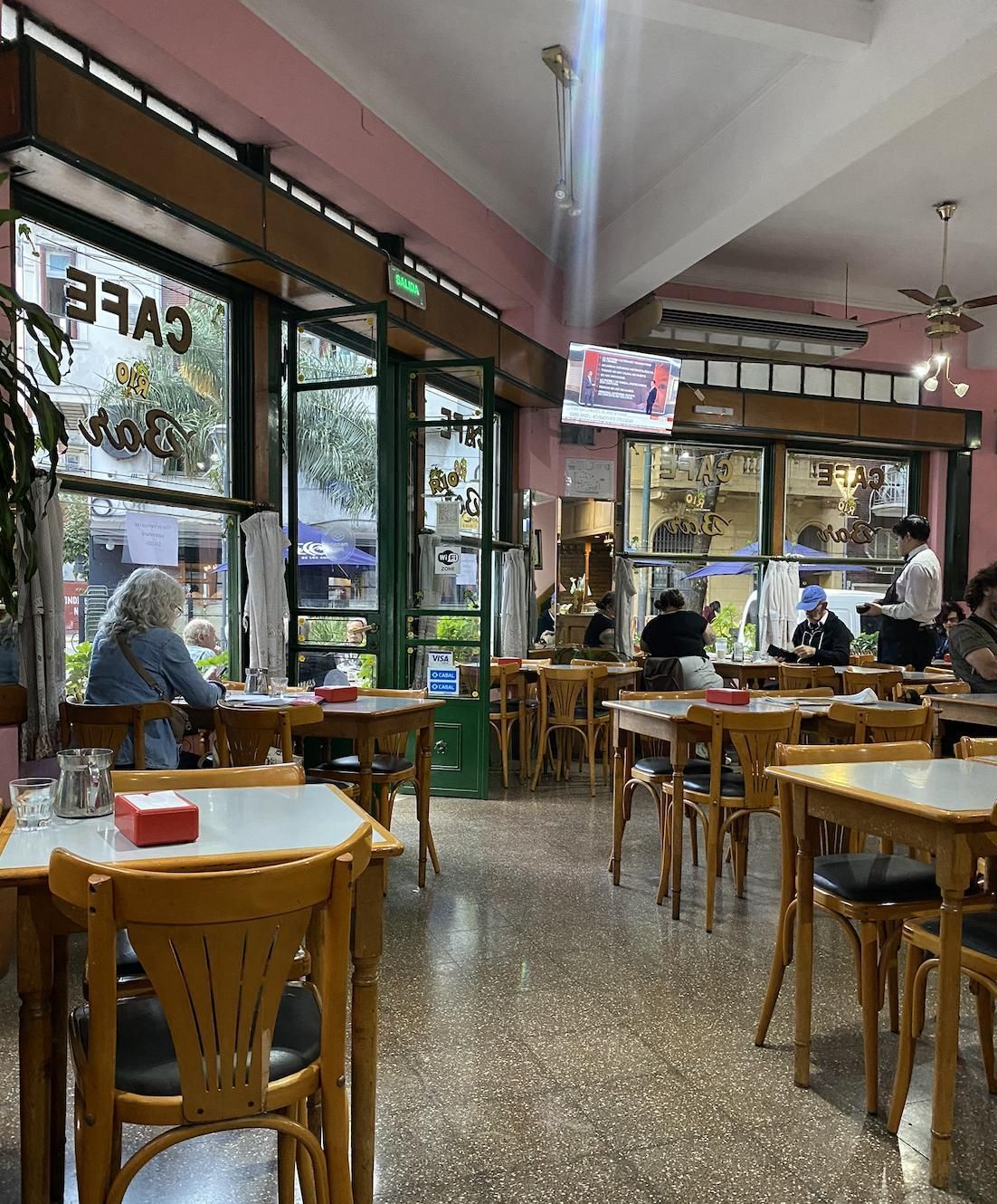 Una tarde en el bar Río.
