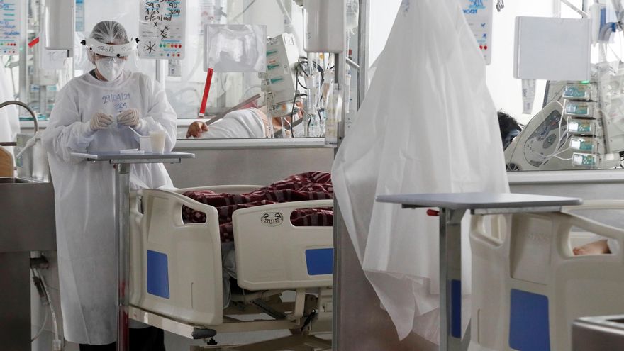 Personal médico trabaja hoy en una unidad de cuidados intensivos para enfermos de covid-19 en el Hospital El Tunal, en Bogotá (Colombia), en una fotografía de archivo. EFE/ Carlos Ortega