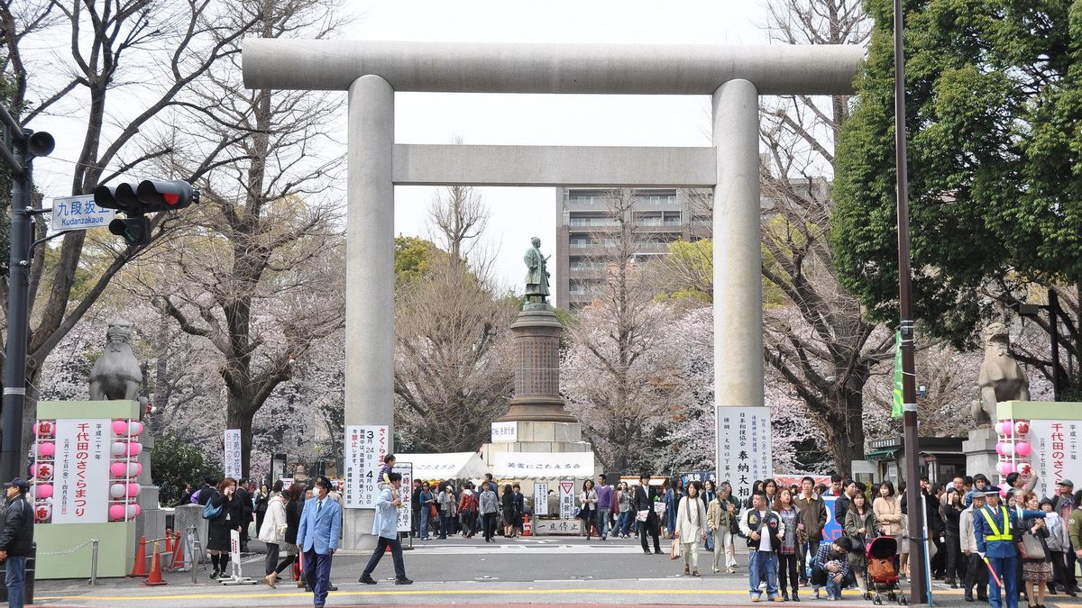 El enorme Torii que da acceso al Santuario Yasukuni.