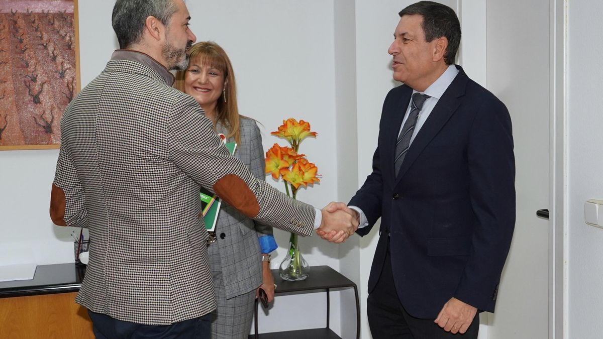El consejero de Economía y Hacienda de la Junta de Castilla y León, Carlos Fernández Carriedo (d), se reúne en su reunión con el portavoz del Grupo Parlamentario Vox, David Hierro, el pasado sábado.