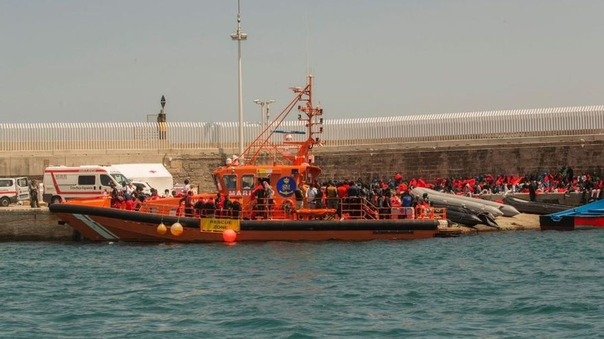 Casi 800 migrantes pernoctan en una nave de Los Barrios, barcos de Salvamento y un polideportivo de Algeciras
