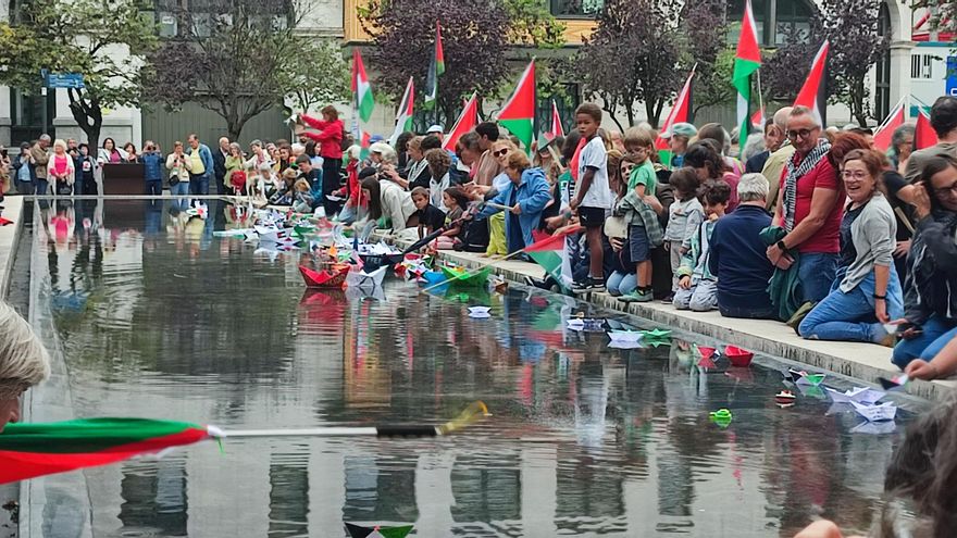 Centenares de personas se concentran en Santander en apoyo a la flotilla humanitaria