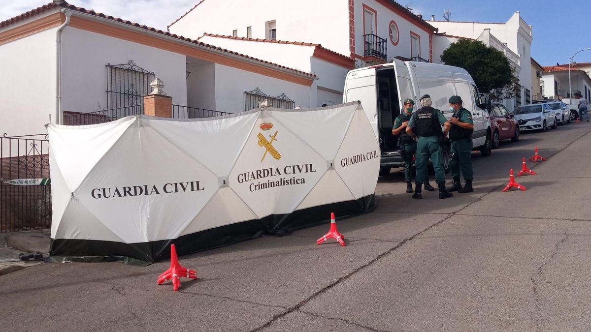 La Guardia Civil en el domicilio del detenido por la muerte de Manuela Chavero