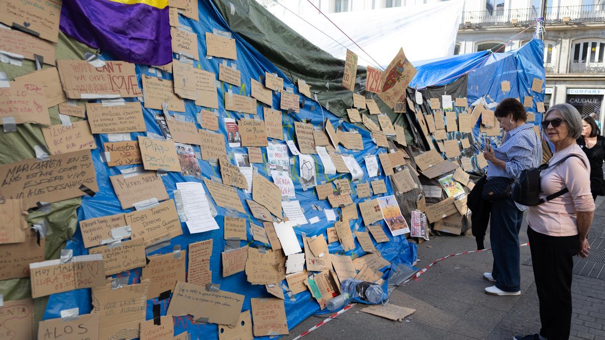 Pancartas en la acampada en la Puerta del Sol, a 13 de octubre de 2026, en Madrid (España).