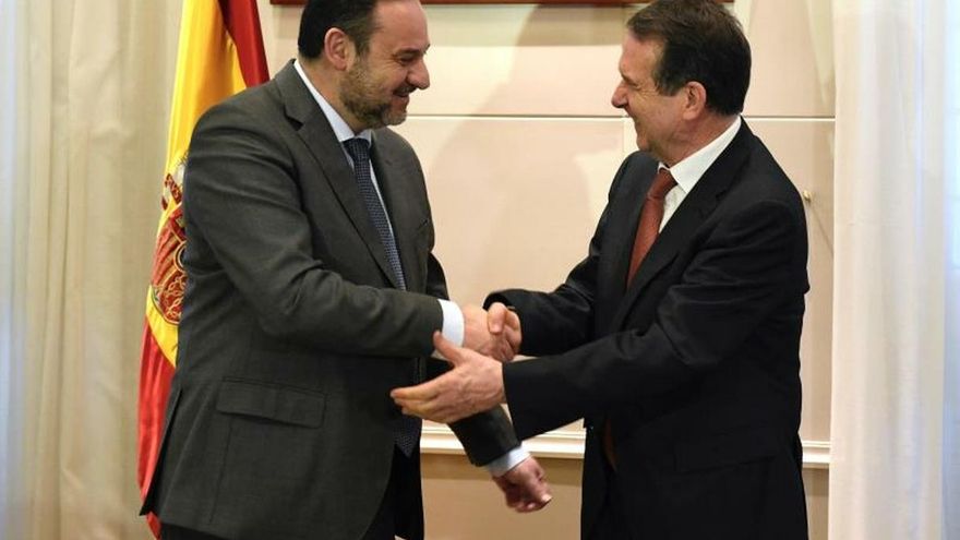 El ministro de Transportes, Movilidad y Agenda Urbana, José Luis Ábalos (i), se reúne con el presidente de la Federación Española de Municipios y Provincias (FEMP), Abel Caballero (d), en Madrid, este miércoles.