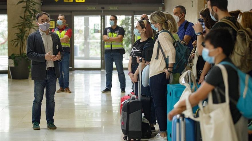 El consejero de Turismo del Cabildo de Tenerife, José Gregorio Martín Plata, ha recibido a los sanitarios en su llegada al aeropuerto