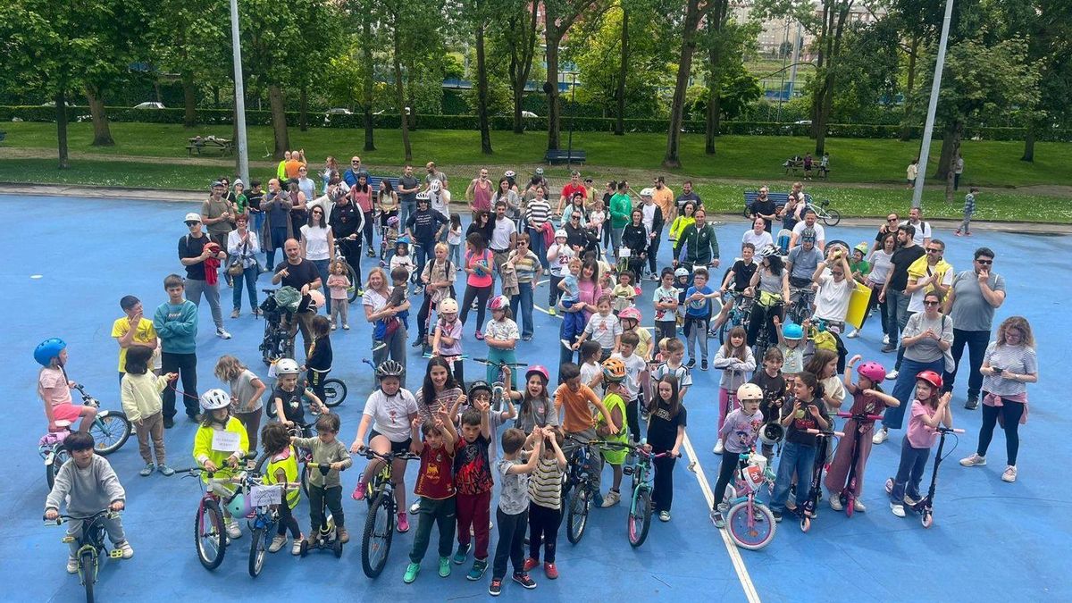Parte del alumnado y familiares participantes en la marcha a su llegada al Parque de Ateca.