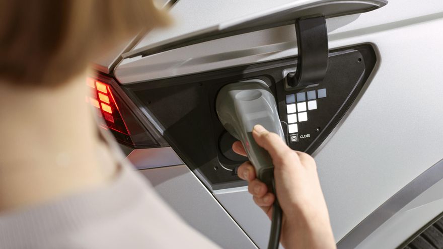 Más del 73% de los españoles afirma no tener conocimientos suficientes sobre los vehículos eléctricos.