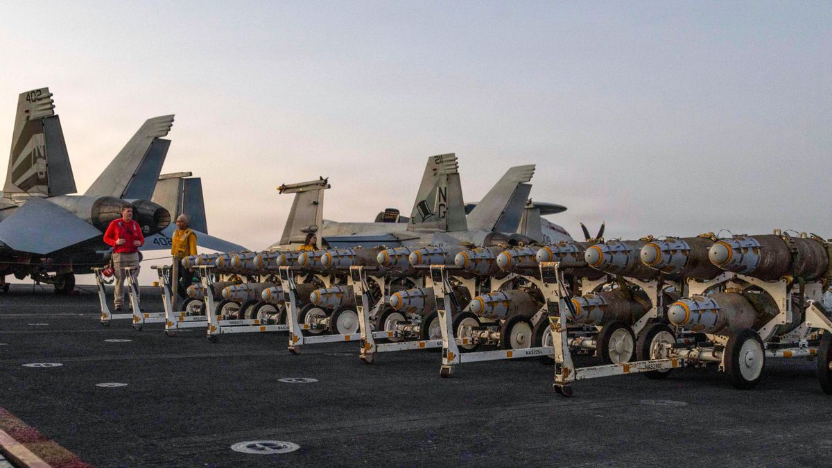 Marineros del USS Abraham Lincoln preparan los misiles estadounidenses antes del ataque aéreo sobre Irán.