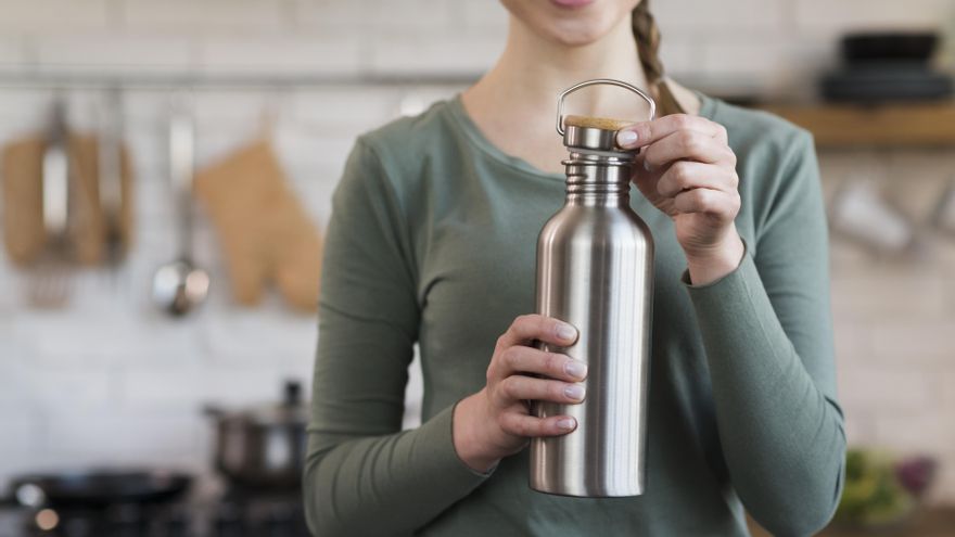 Botellas de acero inoxidable: todo lo que debes tener en cuenta a la hora de limpiarlas y reutilizarlas